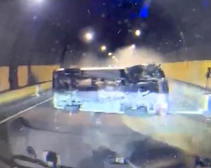 【動画】山手トンネルでハイエースが横転。道を完全に塞いでしまうも現場へ急ぐ職人たちが10分で1車線を復旧させてしまう。