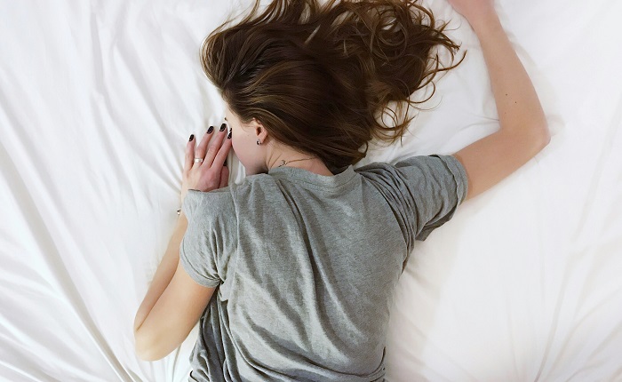 【画像】ケツ出して寝てる彼女をバックからガン突きしたいｗｗｗ