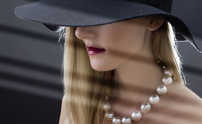 【画像】顔は隠して乳は隠さないドスケベ女www