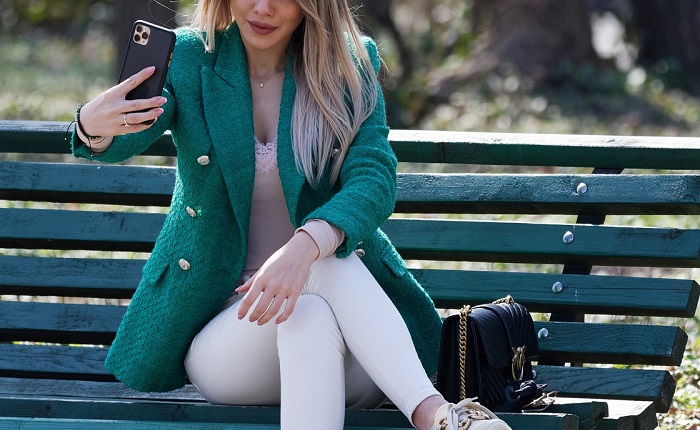 【画像】爆乳の自撮り女、前を意識しすぎて後ろはノーガードになってしまうｗ