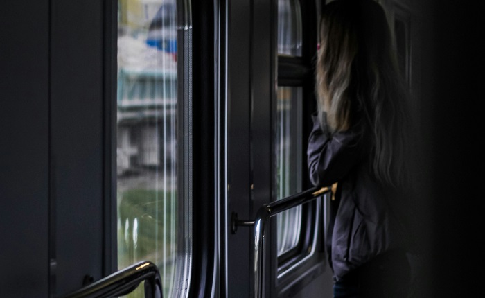 【画像】美人お姉さん、電車で胸チラしてしまうｗｗｗ