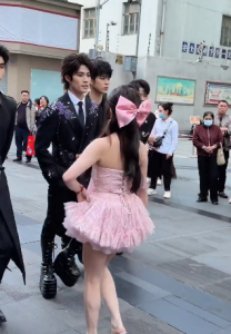 中国の路上ダンスグループ、次元が違いすぎる…！ 20cm厚底ブーツでバキバキステップ決めてくるｗｗｗ