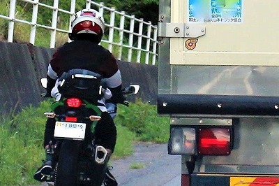 【動画】バイク乗り、すり抜け成功した結果www