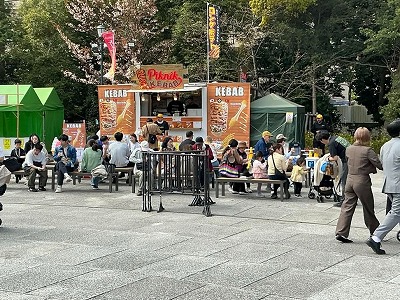 【画像】愛国者「靖国神社の参道でケバブ屋だと？ふざけるな！！」