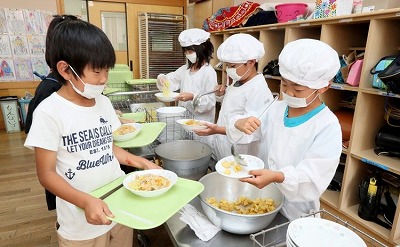 【画像】「入学おめでとう」小学校の給食がこちらwww