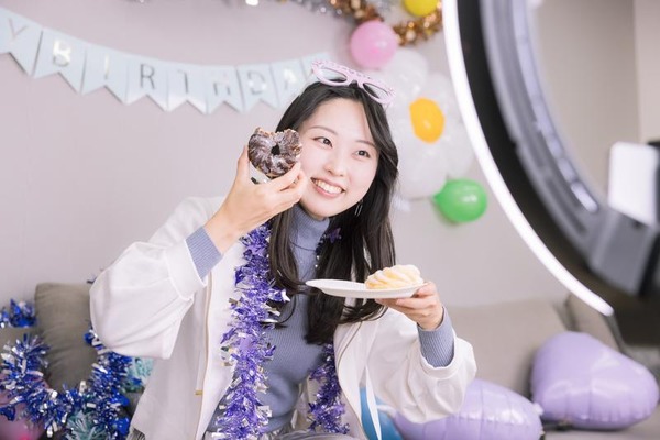 【画像】食った分が胸になる女www