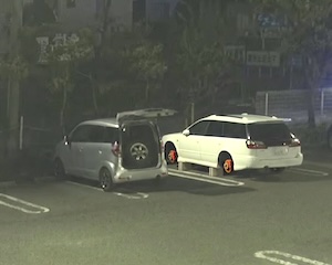 【滋賀】満喫に駐車中の車からホイール4本が盗まれてしまう防犯カメラ映像。