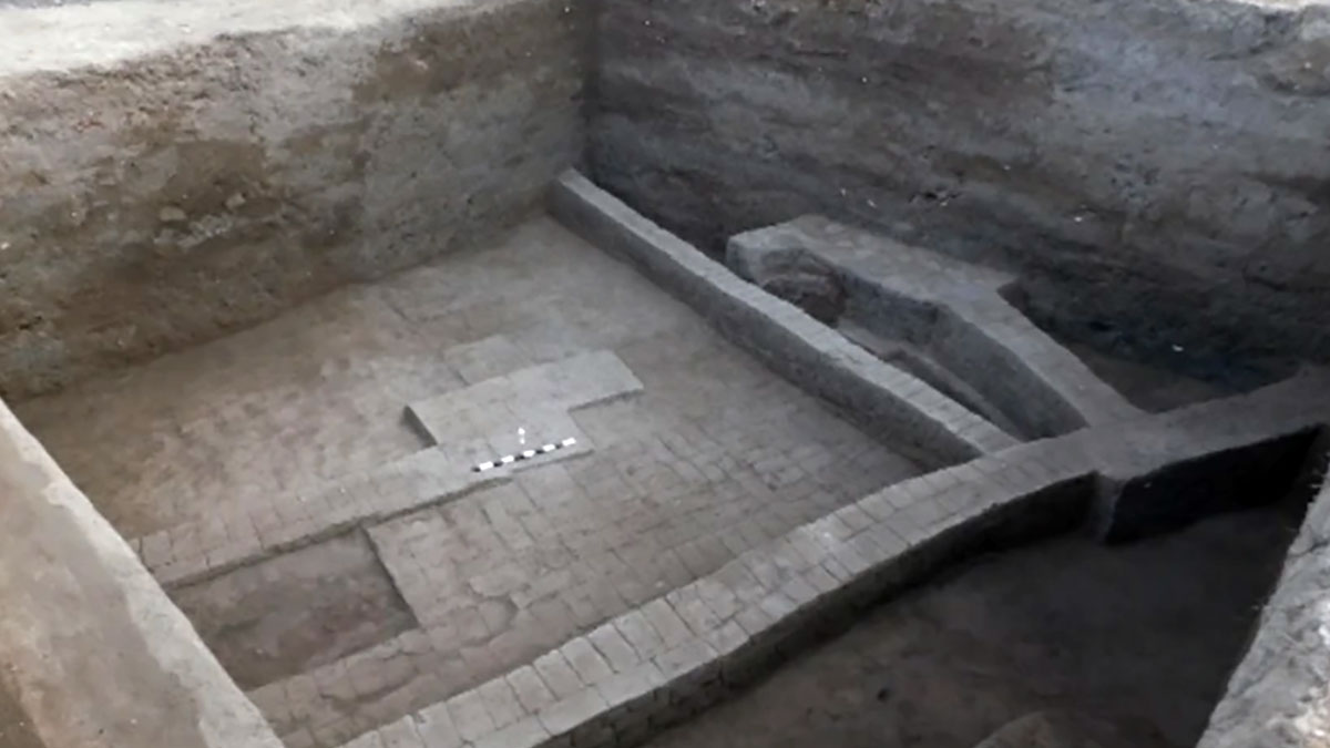 エジプトの古代都市の地下に約2600年前の謎の構造物を発見