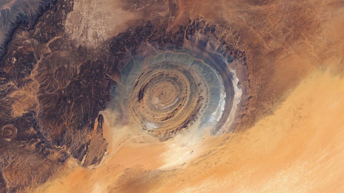 砂漠から宇宙を見つめる巨大な「サハラの目」NASAの最新衛星画像