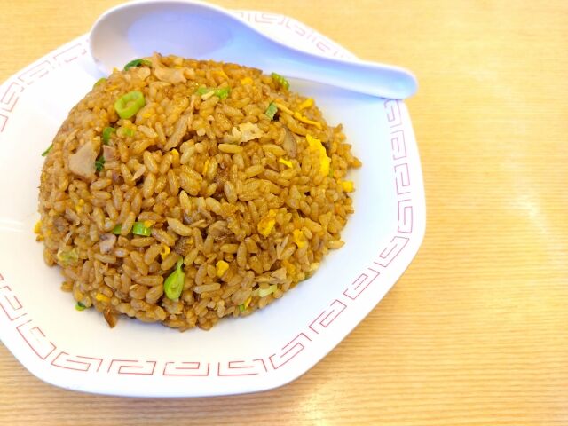 外国人「日本人はなんでチャーハン食べるときにこのレンゲ使うの？不便じゃない？」