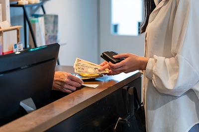 お前らが未だに現金決済してる場所がこちらwww