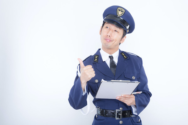 偽警警察官「手信号しないのは違反。警察官2名だから2万5000円ずつ払え」👴💦「はいぃ」
