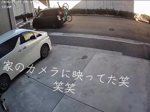 【動画】ロードバイク、とんでもない勢いで車に突っ込む