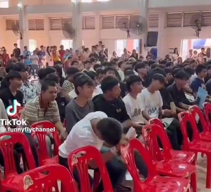 【動画】タイの徴兵抽選で当たりを引いた男さん、失神して会場爆笑www