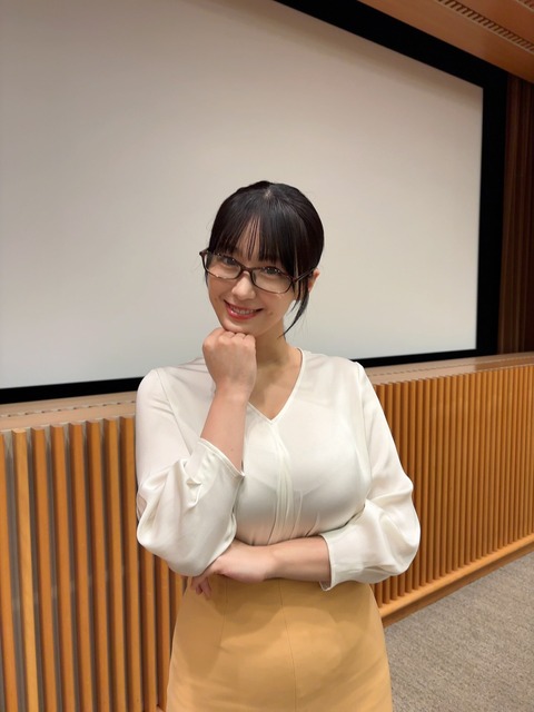 【画像】AIじゃないにAIと疑われる爆乳美人www