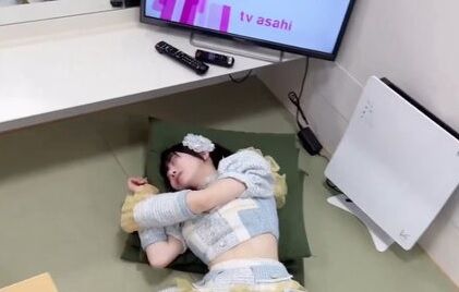【悲報】美少女アイドルさん、楽屋でパ〇チラ盗撮される