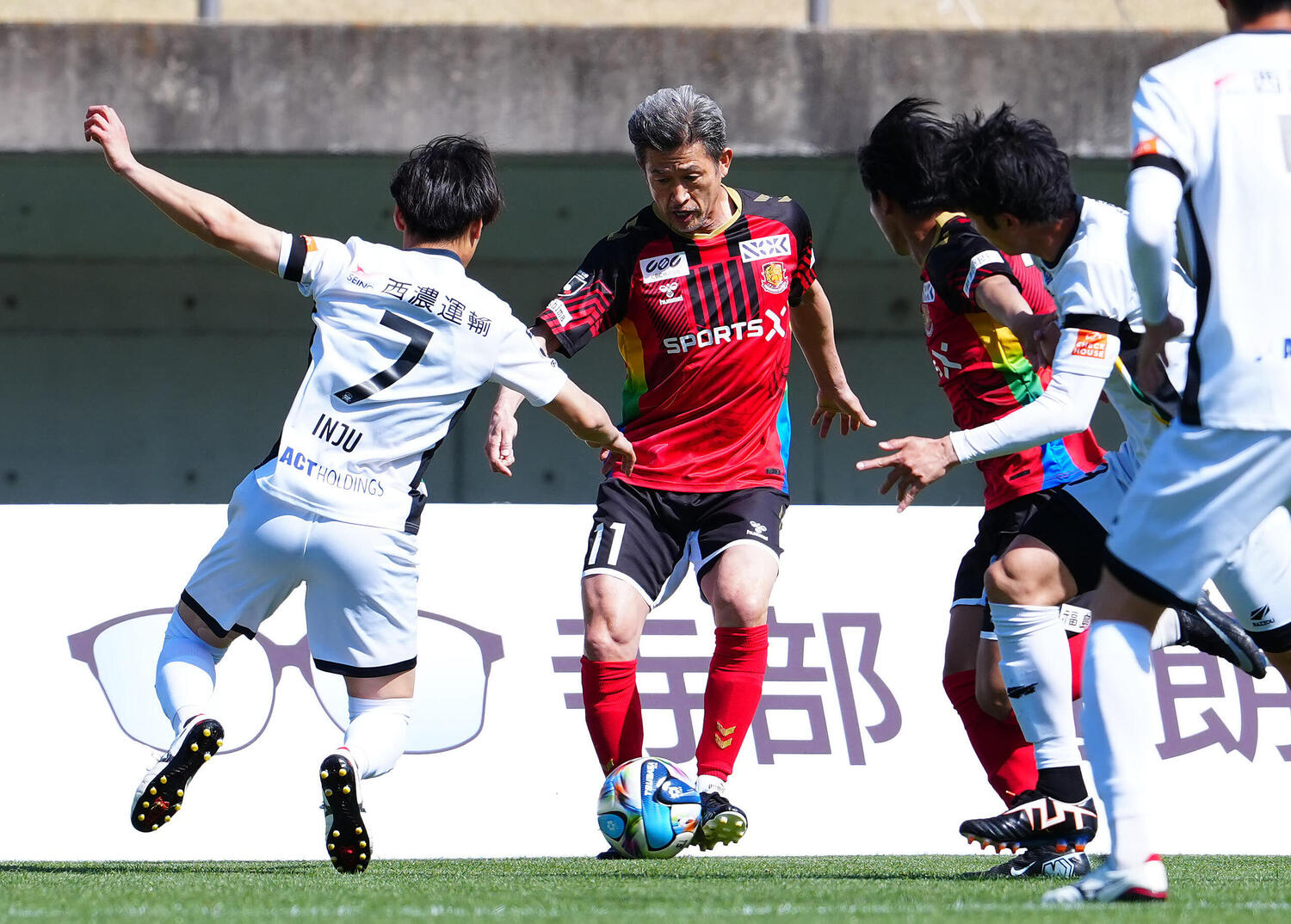 【動画】カズさん(59)、最年長ゴールまであと一歩の惜しいヘディングを放つwww