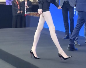 【動画】これは挟まれたい。AIみたいなスタイルの女が撮影される。