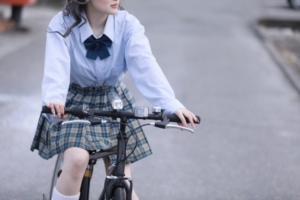【画像】女子高生『貧乳に見える下着を開発しました！』⇒！