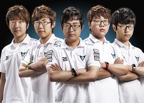 プロゲーマーさん、ラーメン屋の店主みたいにみんな腕を組んでると話題に……