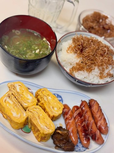 【画像】この朝飯でゴキゲンになれるかどうかがおっさんと若者の境界線らしい