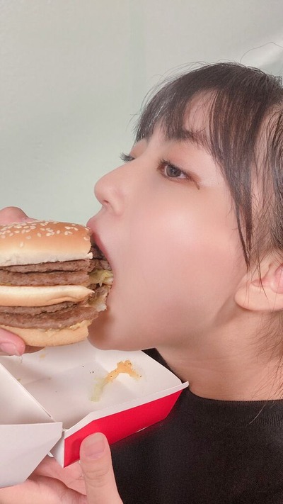 【画像】倍ビックマックを頬張る女子中学生www