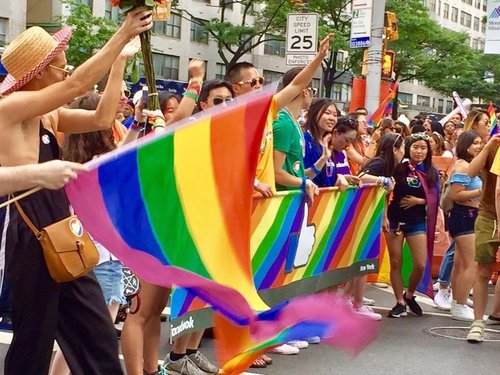 【悲報】アメリカ人「綺麗な靴履いてたらゲイ、おしゃれな服着てたらゲイ、リュックを両肩にかけたらゲイ」