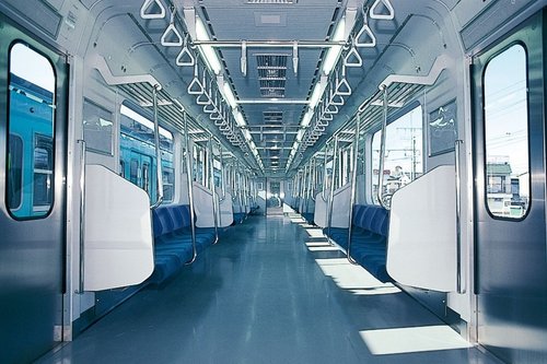 【衝撃】電車でJKさんを見ながら隠れてシコシコする男さんが発見されるwww