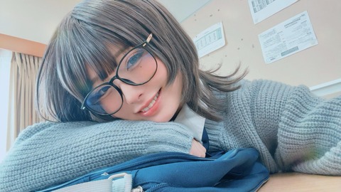 【画像】馬鹿「メガネはデバフ。美少女を不人気ブスにするアイテム」天才ぼく「それでは、こちらをご覧ください」