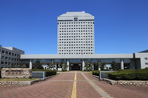 【悲報】新潟県の50代女課長さん、部下のチンポに鈴と紐をつけて懇親会参加者にお参りさせてしまう