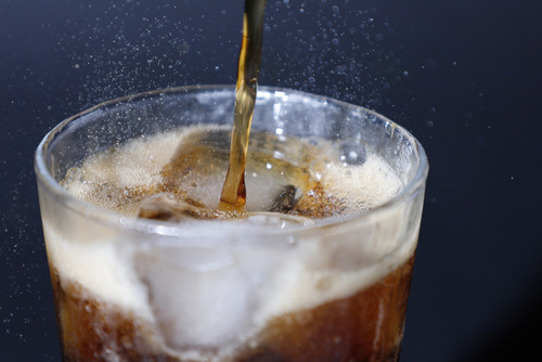 「あっ、こいつコーラにピーナッツ入れるつもりだな」と思われずにコカコーラとピーナッツを買う方法