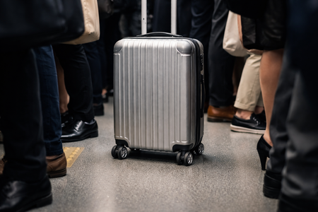 朝の満員電車でキャリケース持ってくるやつwww