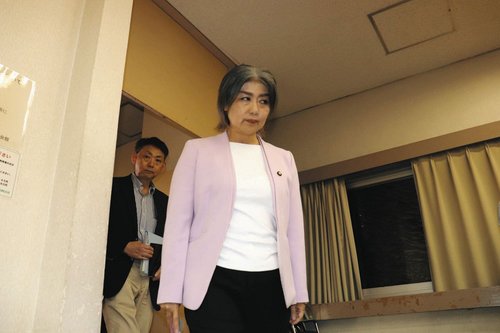 【唖然】卒業証書を偽造した前市長さん、実在教授名で偽印鑑まで発注するも本物と形式が全然違いバレる