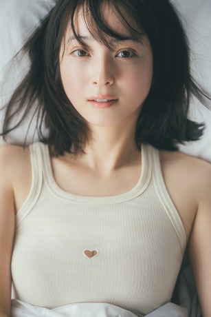 【画像】佐々木希さん(38)、胸の谷間を大胆に露出してしまうwww10年ぶりにカレンダーの先行カットが刺激的！！！