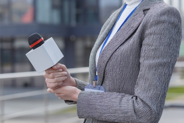 【画像】この巨胸女子は何で平気な顔してインタビュー受けてるんだよwww