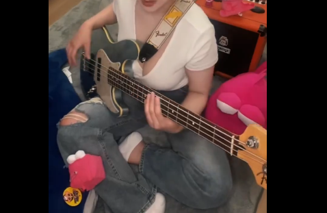 【動画】お乳プルンプルンのベーシストwww
