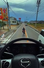 【動画】チャリカス、邪魔すぎてトラックの運ちゃんがブチギレてしまうwww