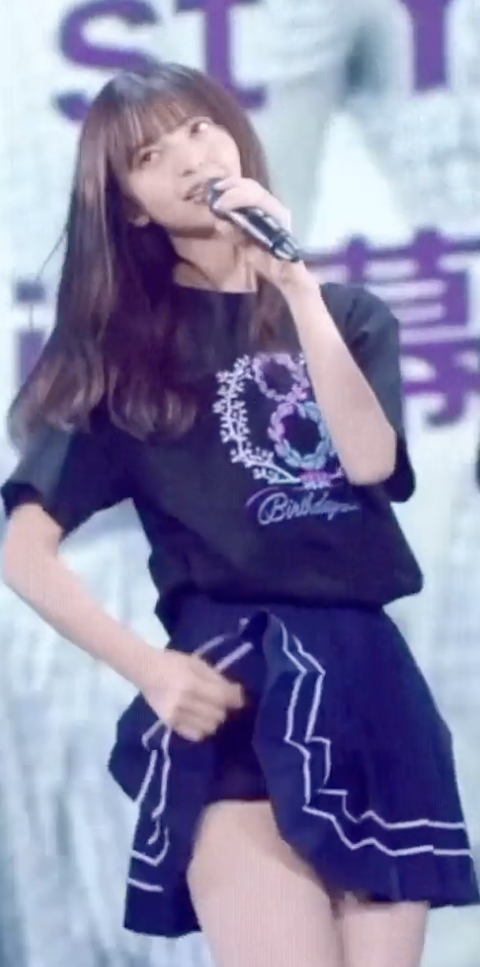 齋藤飛鳥が自らめくって『太もも』丸見えwww【画像アリ】