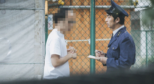 【愕然】警察「お兄さん何してんの？」　俺「コンビニで弁当買って食ってる」→結果⇒！