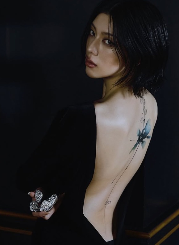 【画像】三吉彩花、「30歳で人生の新しい章を始めようと思ったとき、刺青が浮かんだ」背中に大胆な一輪の花タトゥーを入れ賛否