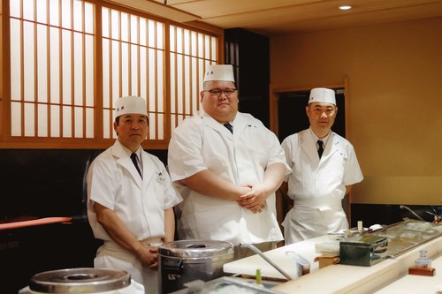 【悲報】江戸前寿司職人さん「サーモンを扱い始めた職人には『何をやってるんだ！』と言いたい気持ちですよ」