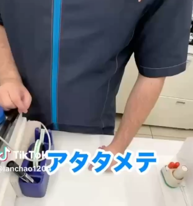 【動画】コンビニ客「温めて」外人店員「！！！」ﾄﾞﾝｯ！