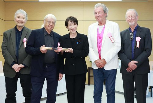 【悲報】高市早苗さん、憧れのバンドを官邸に招き自身のサイン入りドラムスティックをプレゼントしてしまう