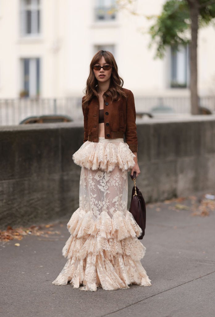 【画像】「下着丸見え」で外出する女性が急増中www