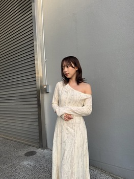 齊藤京子さんの最新衣装、ほぼ裸で草