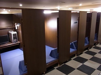 【画像】14年間ネカフェに住み続けてるおっさん（44）、発見される…