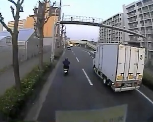 【大阪】信号無視でベンツに突っ込んだトラックのドラレコがひどい。