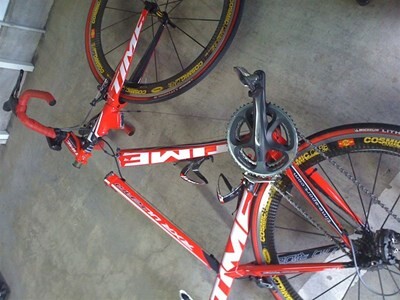 【動画】ロードバイク、とんでもない勢いで車に突っ込んでしまうwww