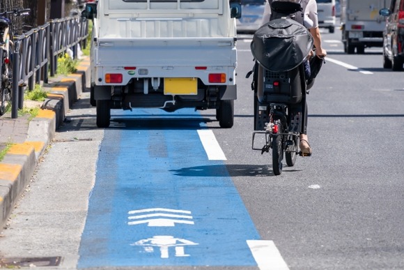 四輪ドライバーから大ブーイング「車道のチャリをどうにかしてくれ！」
