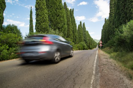 対向車が来たので車を左に寄せたら。男「日本の道路は右側通行だぞ！ルール守れ！」私「はあ？」男「警察呼べ！」→とんでもない事実が…